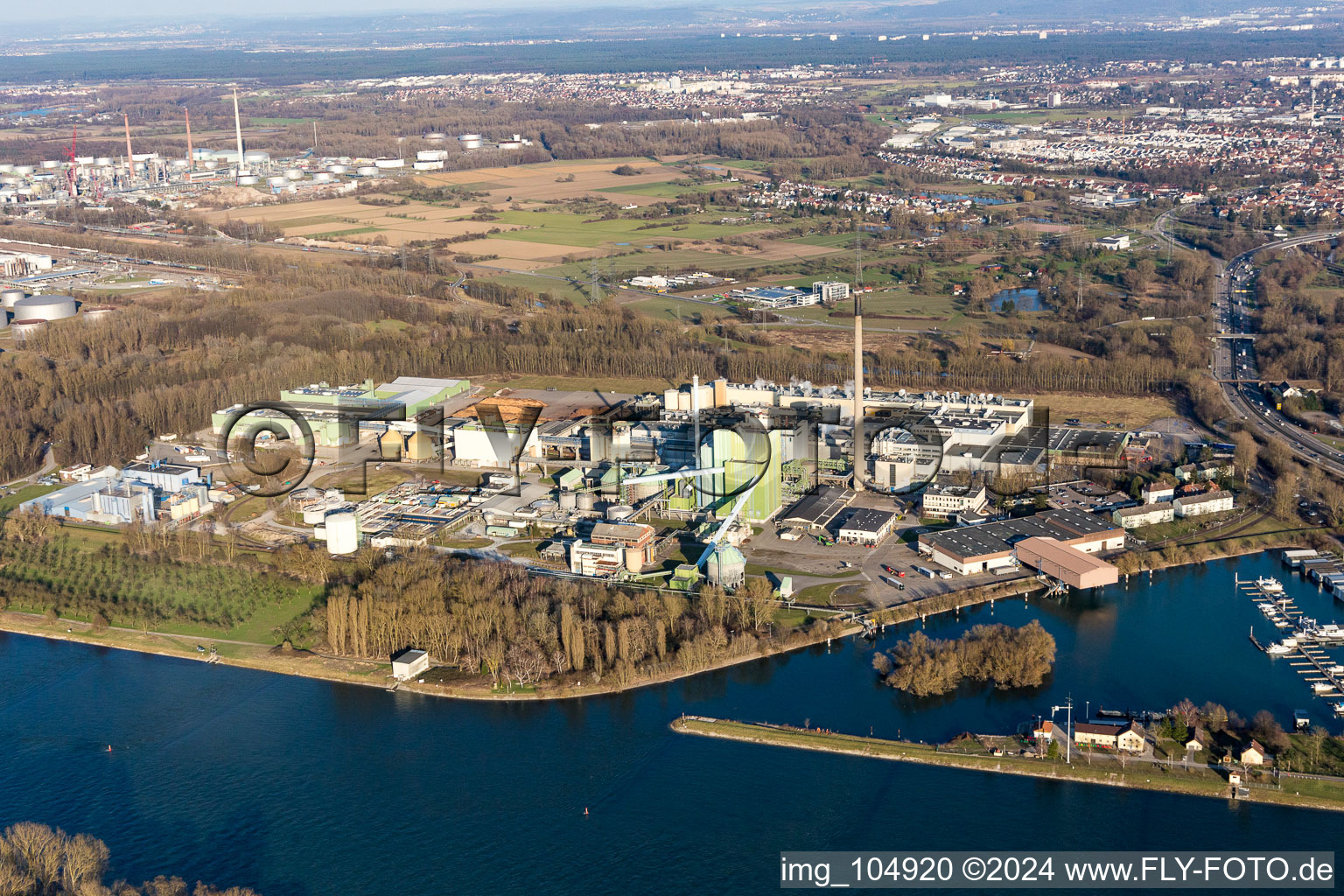 Vue aérienne de Le site de la papeterie Stora Enso sur le Rhin à le quartier Knielingen in Karlsruhe dans le département Bade-Wurtemberg, Allemagne