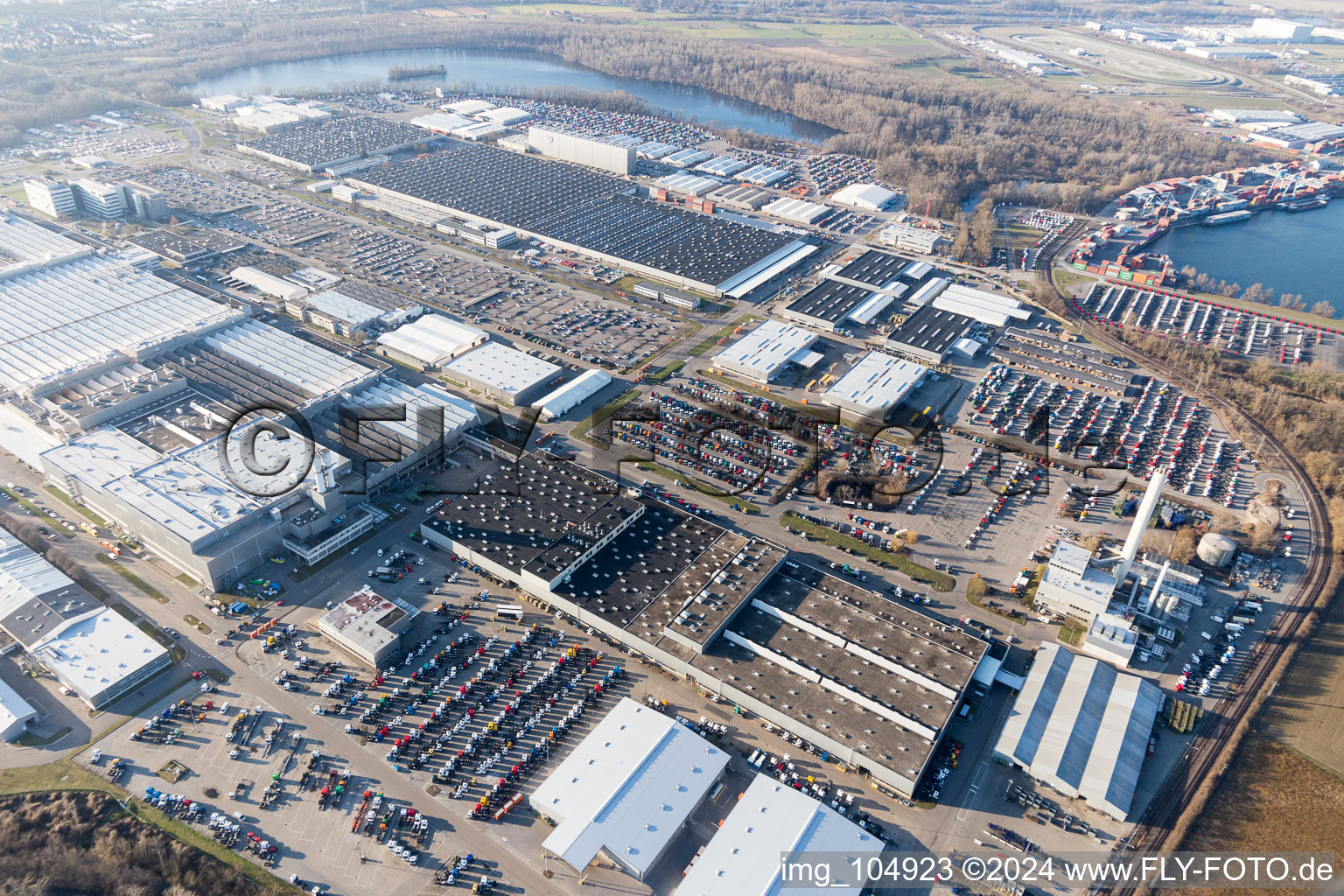 Daimler à le quartier Maximiliansau in Wörth am Rhein dans le département Rhénanie-Palatinat, Allemagne hors des airs