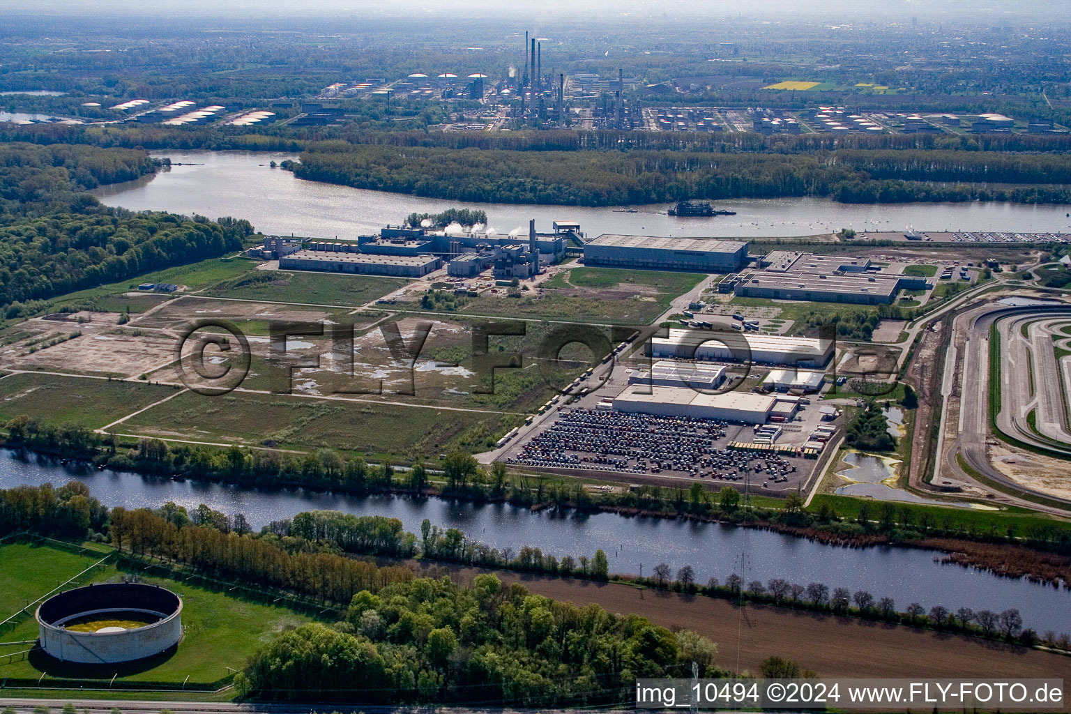 Vue aérienne de Zone industrielle d'Oberwald depuis l'ouest à Wörth am Rhein dans le département Rhénanie-Palatinat, Allemagne