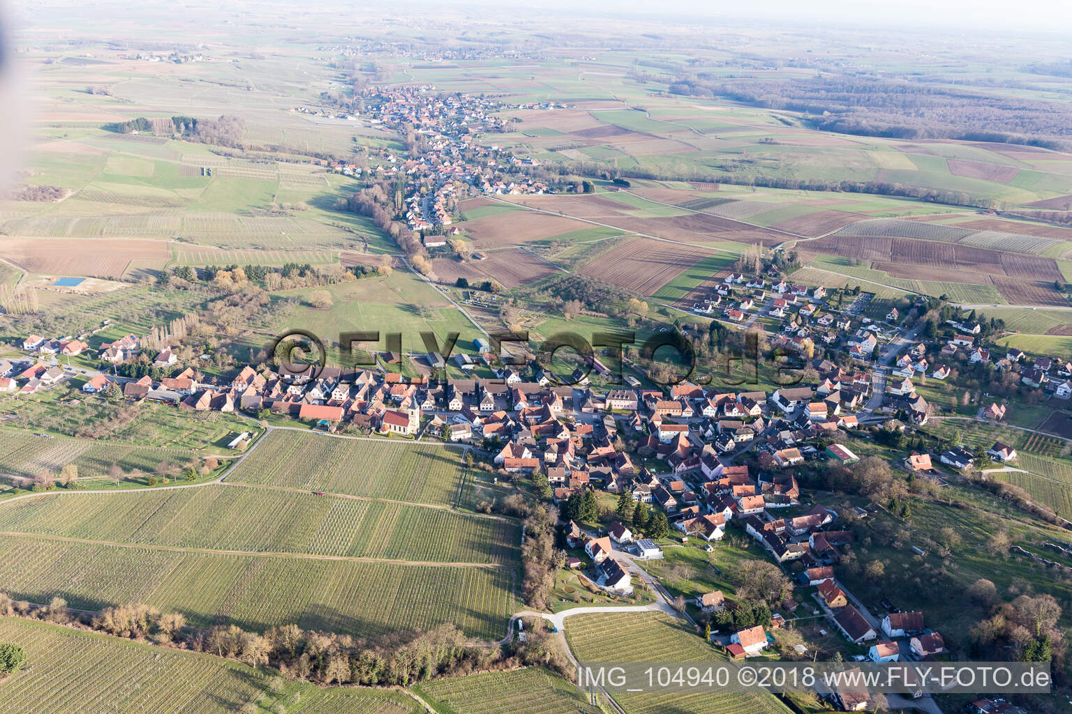 Vue aérienne de Oberhoffen-lès-Wissembourg à Oberhoffen-lès-Wissembourg dans le département Bas Rhin, France