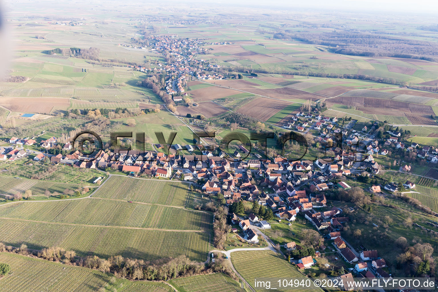 Vue aérienne de Oberhoffen-lès-Wissembourg à Oberhoffen-lès-Wissembourg dans le département Bas Rhin, France