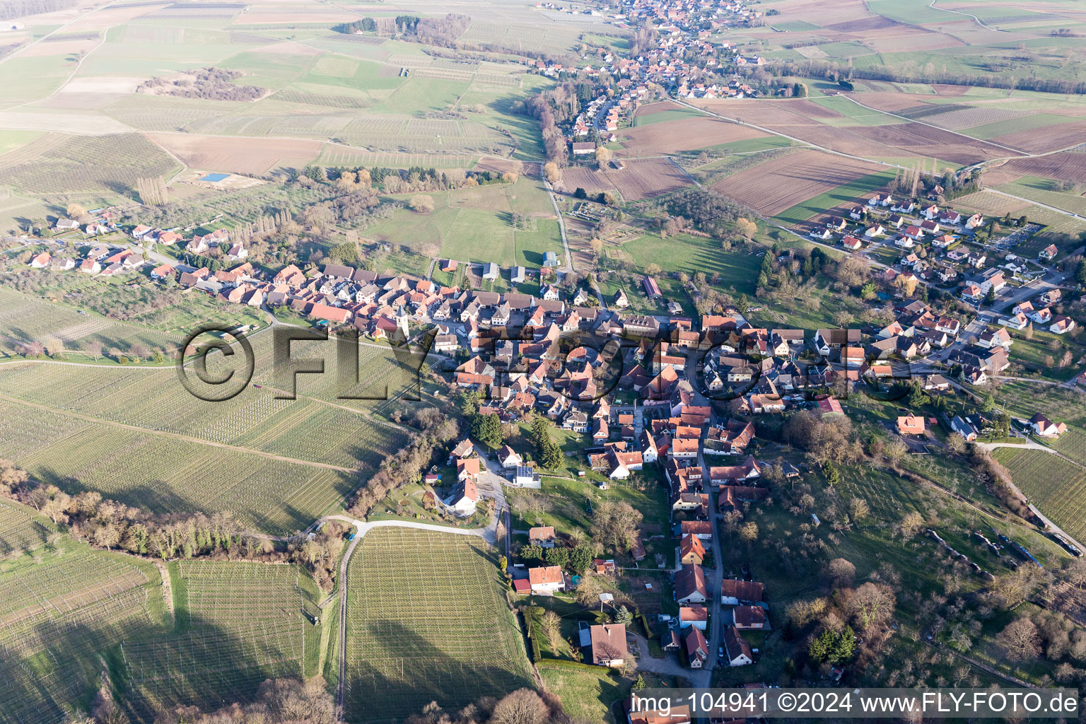 Vue aérienne de Oberhoffen-lès-Wissembourg à Oberhoffen-lès-Wissembourg dans le département Bas Rhin, France