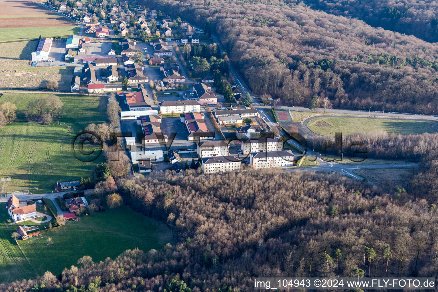 Vue aérienne de Camp de Drachenbronn à Drachenbronn-Birlenbach dans le département Bas Rhin, France