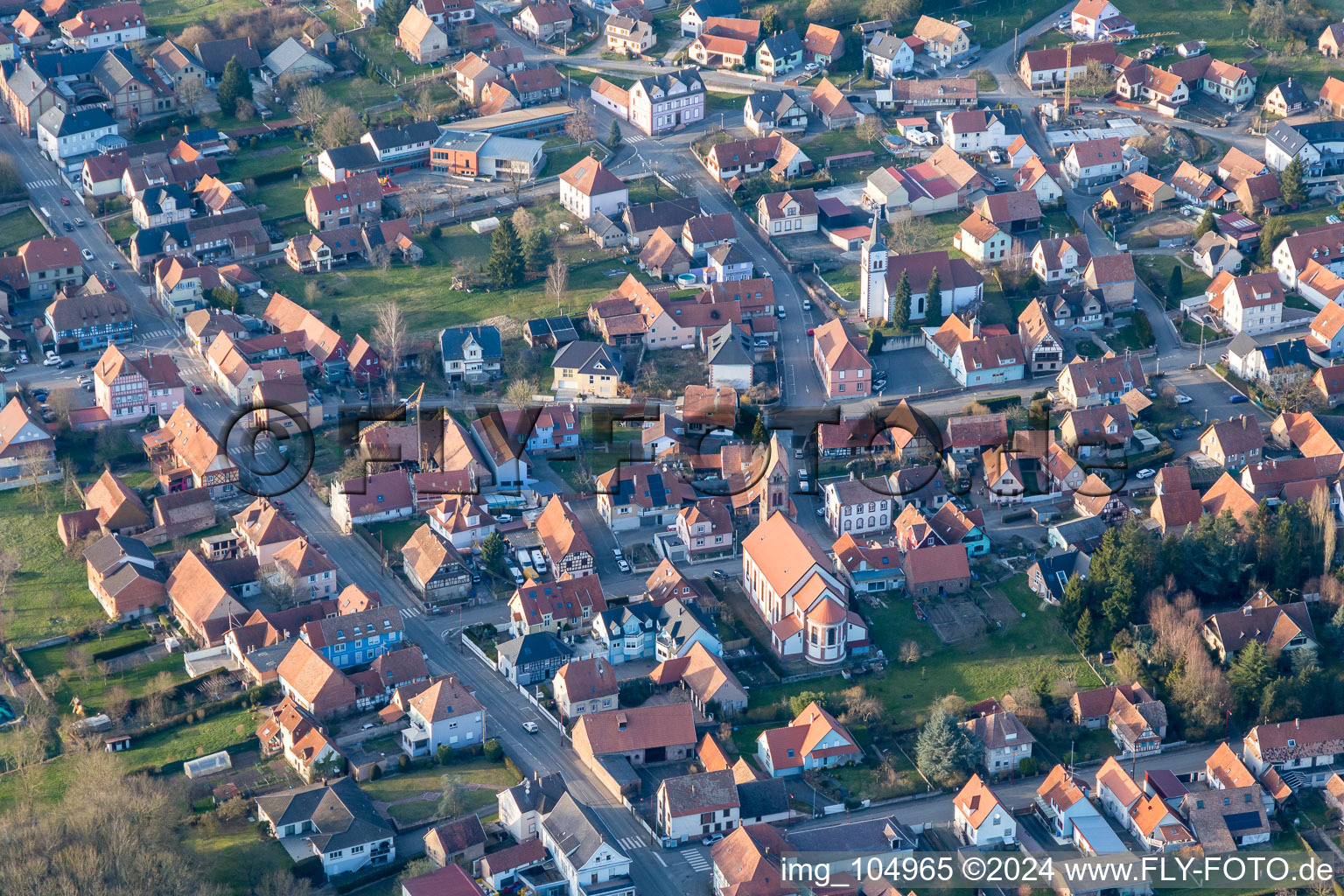 Vue aérienne de Grand-Rue à Gundershoffen dans le département Bas Rhin, France