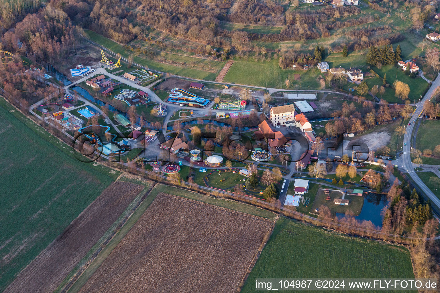 Base de loisirs - Parc d'attractions Didiland à Morsbronn-les-Bains dans le département Bas Rhin, France vue d'en haut