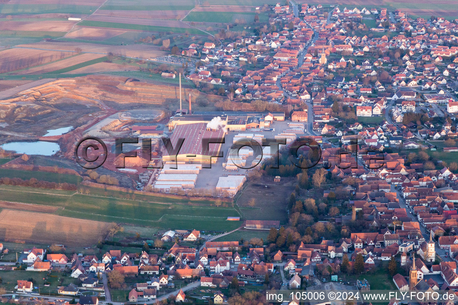 Betschdorf dans le département Bas Rhin, France depuis l'avion