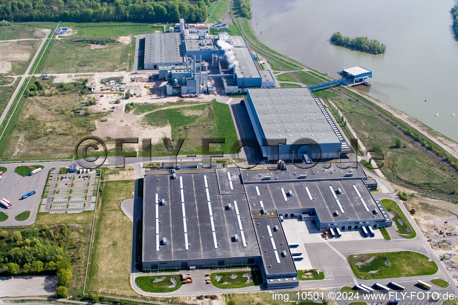 Vue aérienne de Zone industrielle d'Oberwald, usine de papier de palme à Wörth am Rhein dans le département Rhénanie-Palatinat, Allemagne