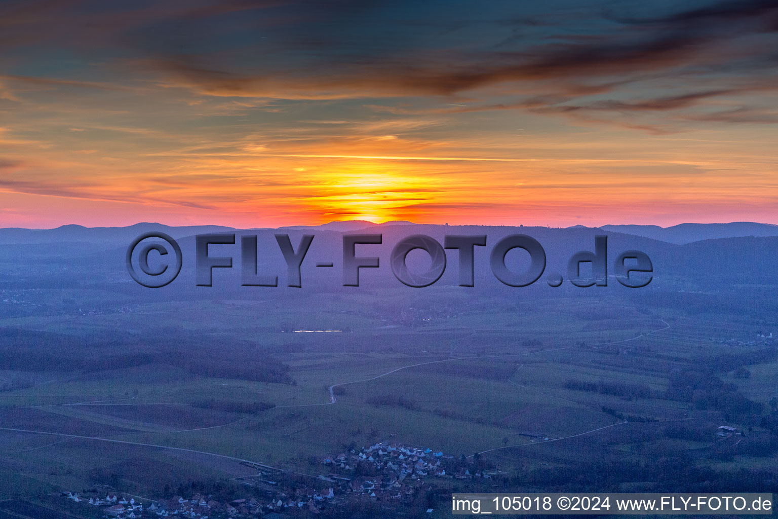 Vue aérienne de Coucher de soleil sur le paysage des Vosges du Nord à Ingolsheim dans le département Bas Rhin, France