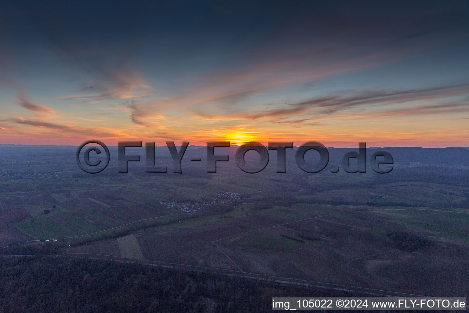 Vue aérienne de Coucher de soleil sur les Vosges du Nord à Seebach dans le département Bas Rhin, France