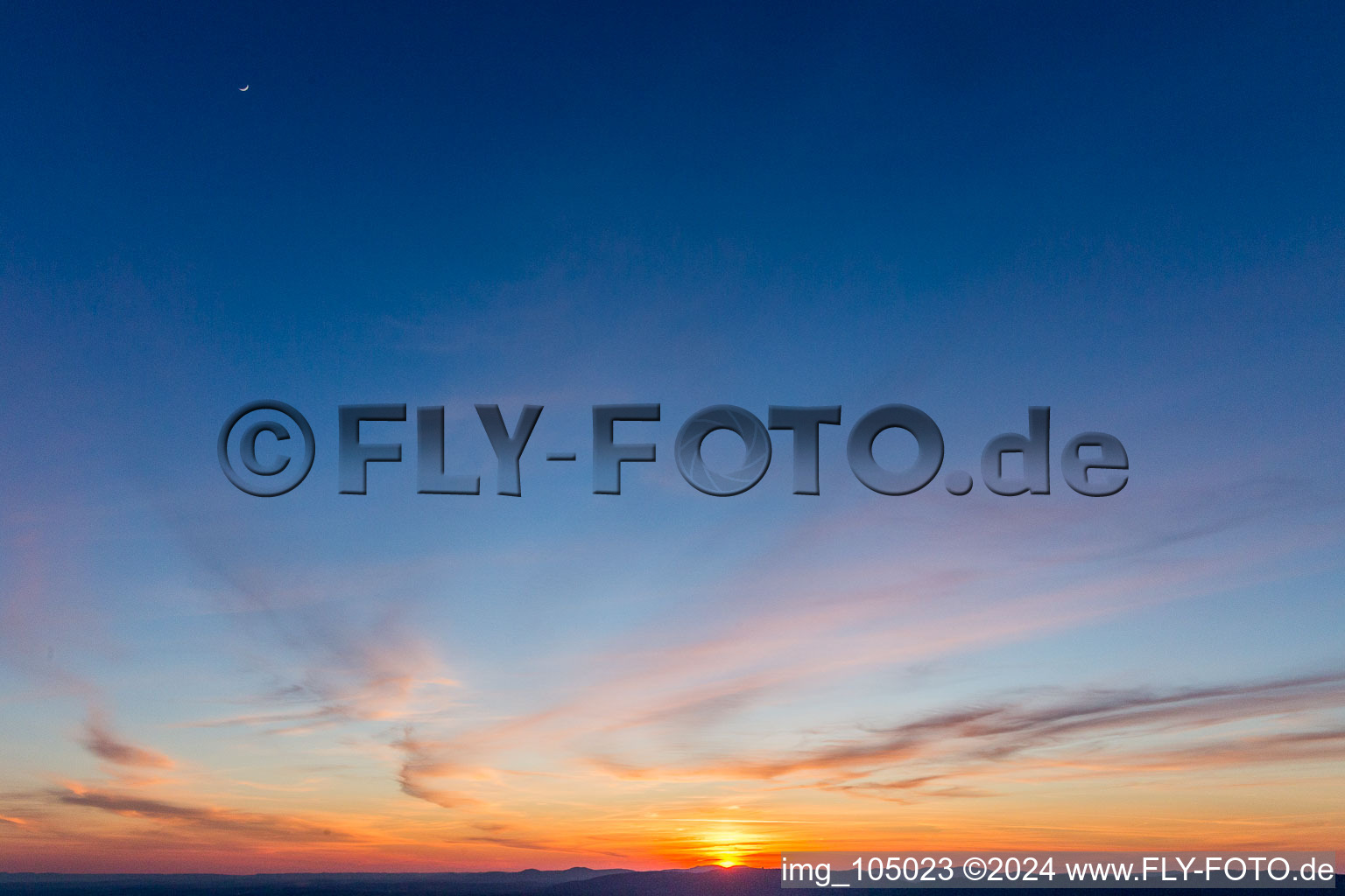 Vue aérienne de Coucher de soleil sur les Vosges du Nord à Seebach dans le département Bas Rhin, France