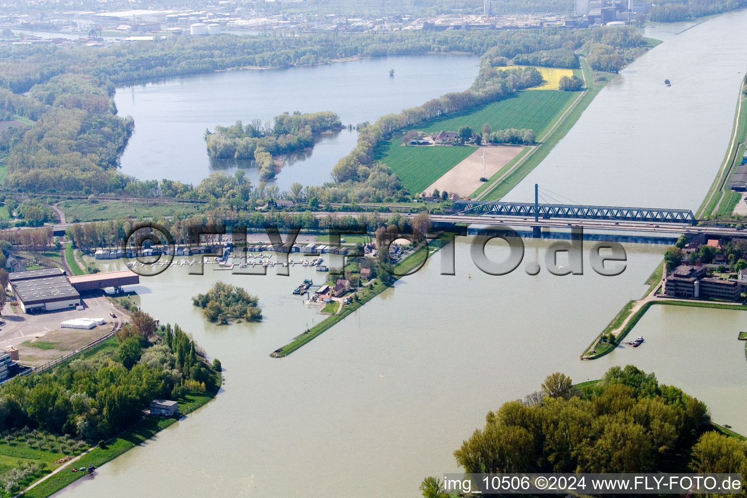 Vue aérienne de Maxau, pont sur le Rhin et port de plaisance à le quartier Knielingen in Karlsruhe dans le département Bade-Wurtemberg, Allemagne