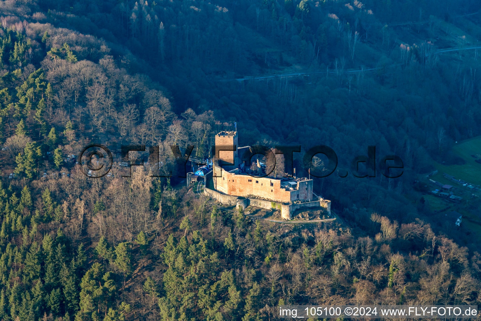 Vue aérienne de Ruines du château de Landeck à Klingenmünster dans le département Rhénanie-Palatinat, Allemagne