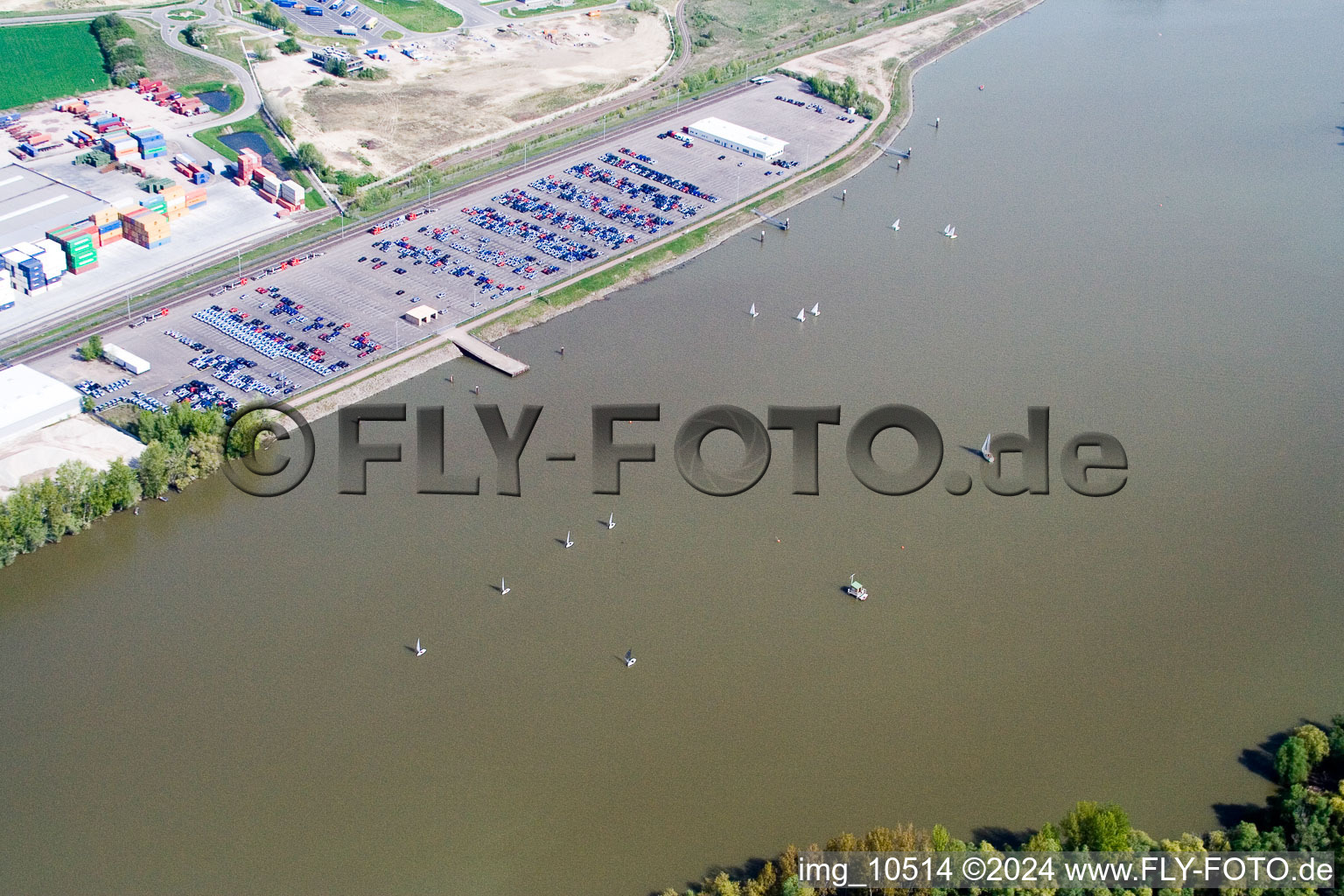 Vue aérienne de Port du Rhin à le quartier Maximiliansau in Wörth am Rhein dans le département Rhénanie-Palatinat, Allemagne