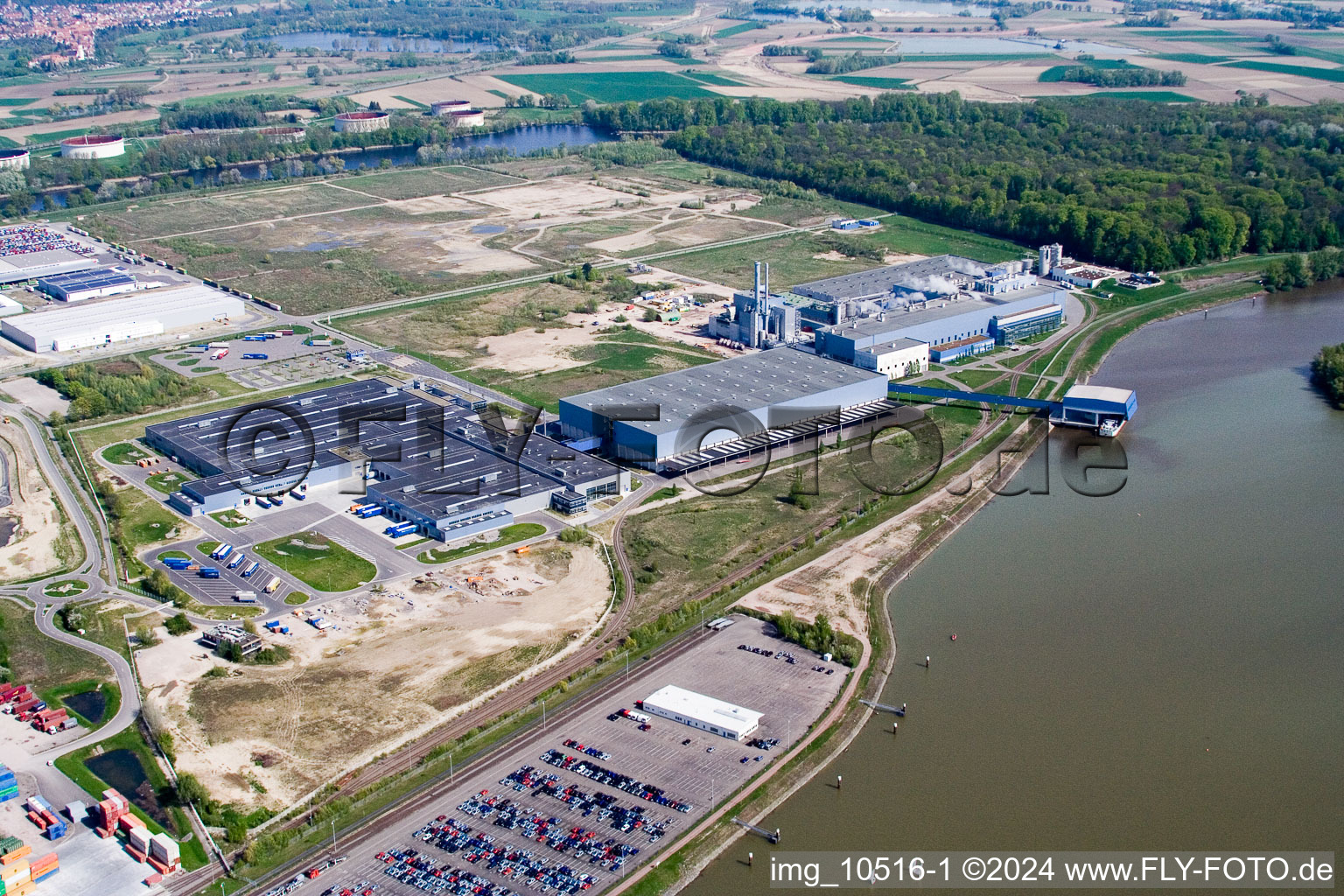 Photographie aérienne de Port du Rhin à le quartier Maximiliansau in Wörth am Rhein dans le département Rhénanie-Palatinat, Allemagne