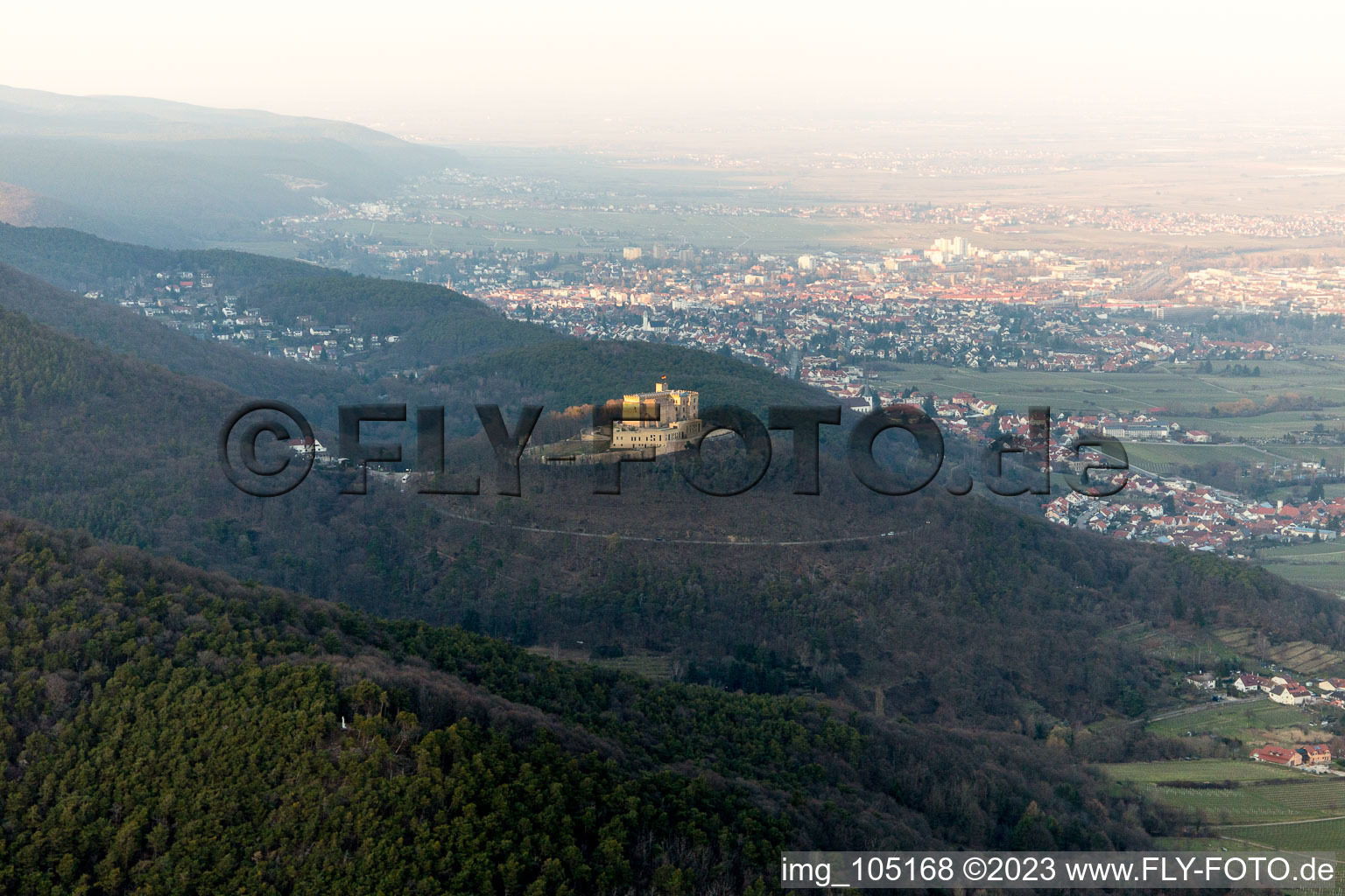 Vue oblique de Château de Hambach à le quartier Diedesfeld in Neustadt an der Weinstraße dans le département Rhénanie-Palatinat, Allemagne