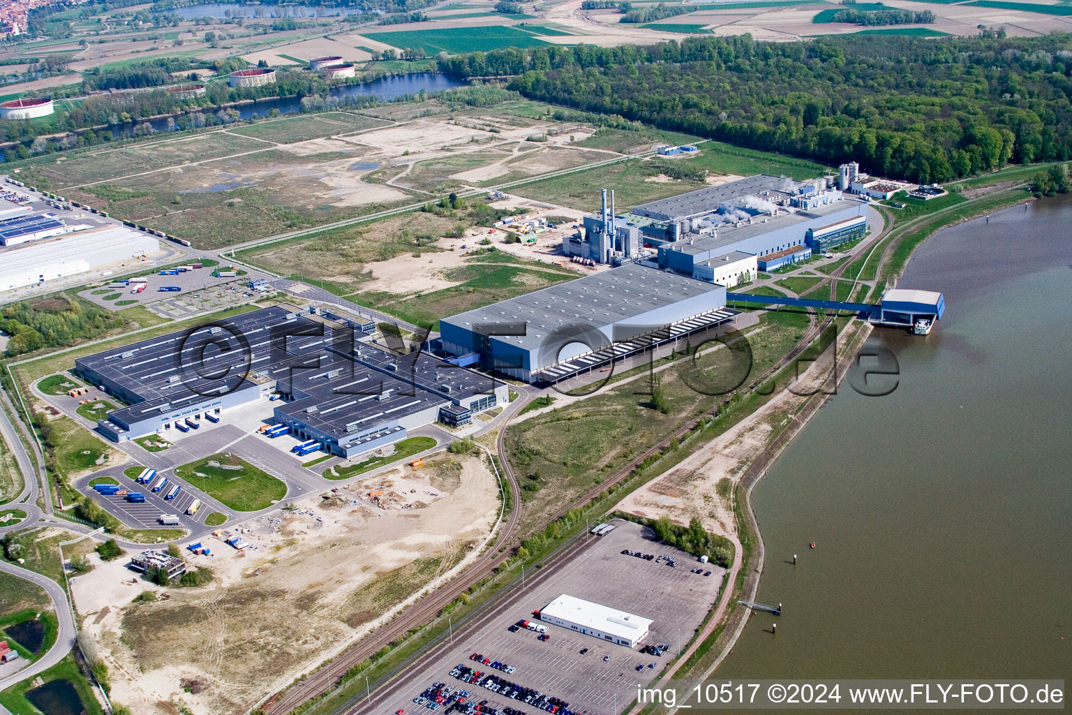 Vue aérienne de Zone industrielle d'Oberwald, usine de papier de palme à le quartier Maximiliansau in Wörth am Rhein dans le département Rhénanie-Palatinat, Allemagne