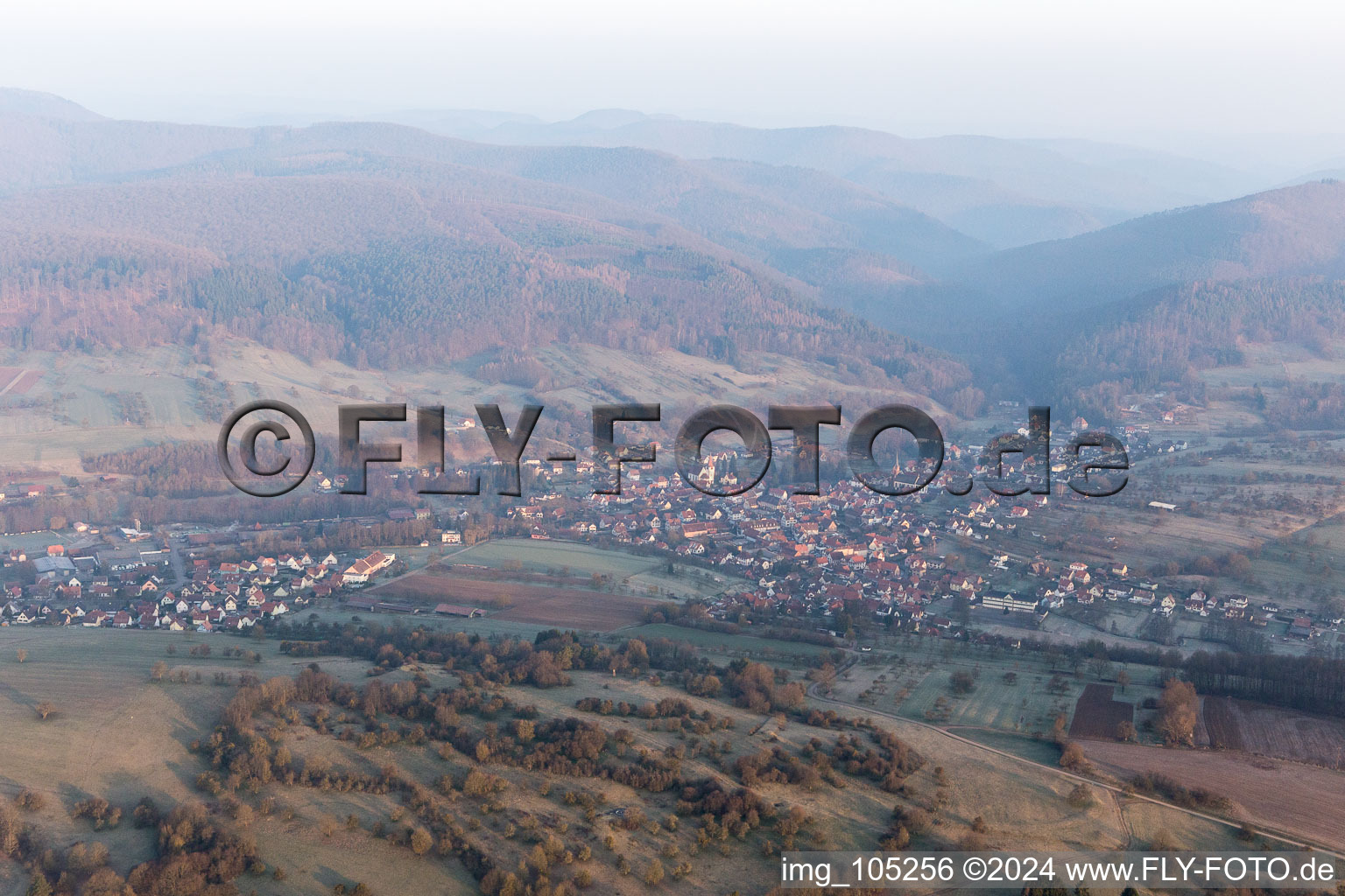 Lembach dans le département Bas Rhin, France du point de vue du drone