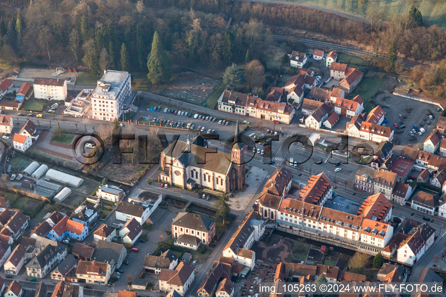 Vue aérienne de Locaux d'usine de la fonderie FONDERIE DE NIEDERBRONN à Niederbronn-les-Bains dans le département Bas Rhin, France