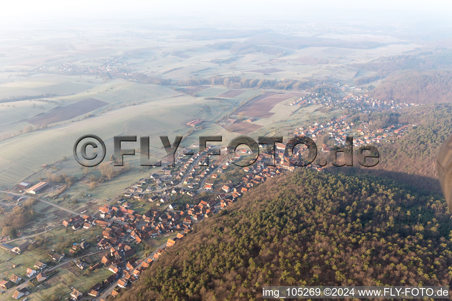 Offwiller dans le département Bas Rhin, France vu d'un drone