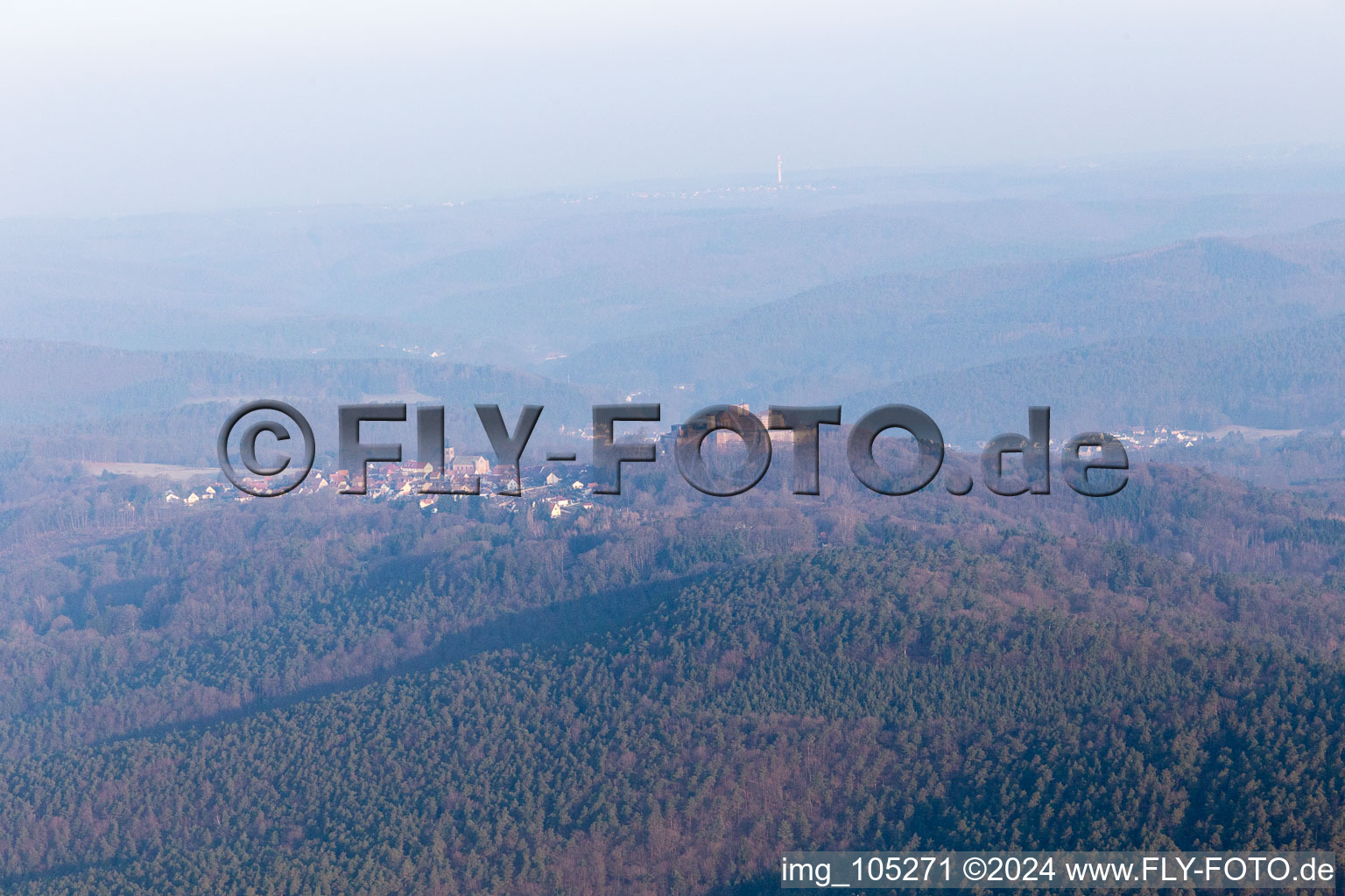 Vue aérienne de Ruines du Château de Lichtenberg dans les Vosges du Nord à Lichtenberg dans le département Bas Rhin, France