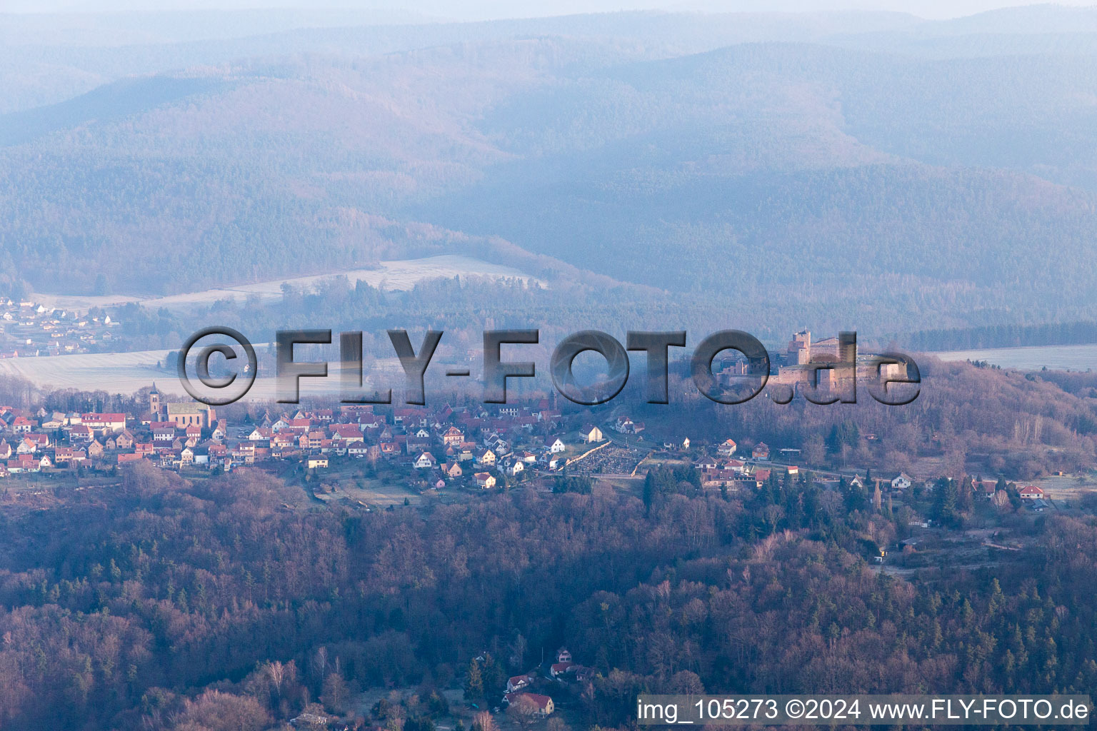 Vue aérienne de Ruines du Château de Lichtenberg dans les Vosges du Nord à Lichtenberg dans le département Bas Rhin, France