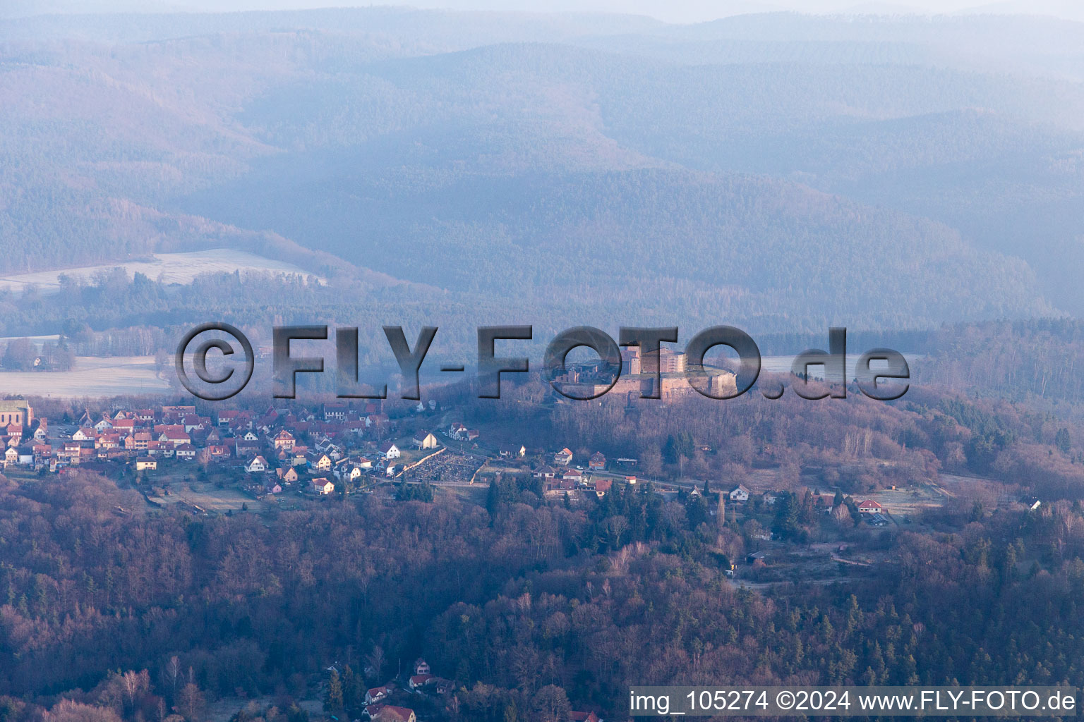 Photographie aérienne de Ruines du Château de Lichtenberg dans les Vosges du Nord à Lichtenberg dans le département Bas Rhin, France