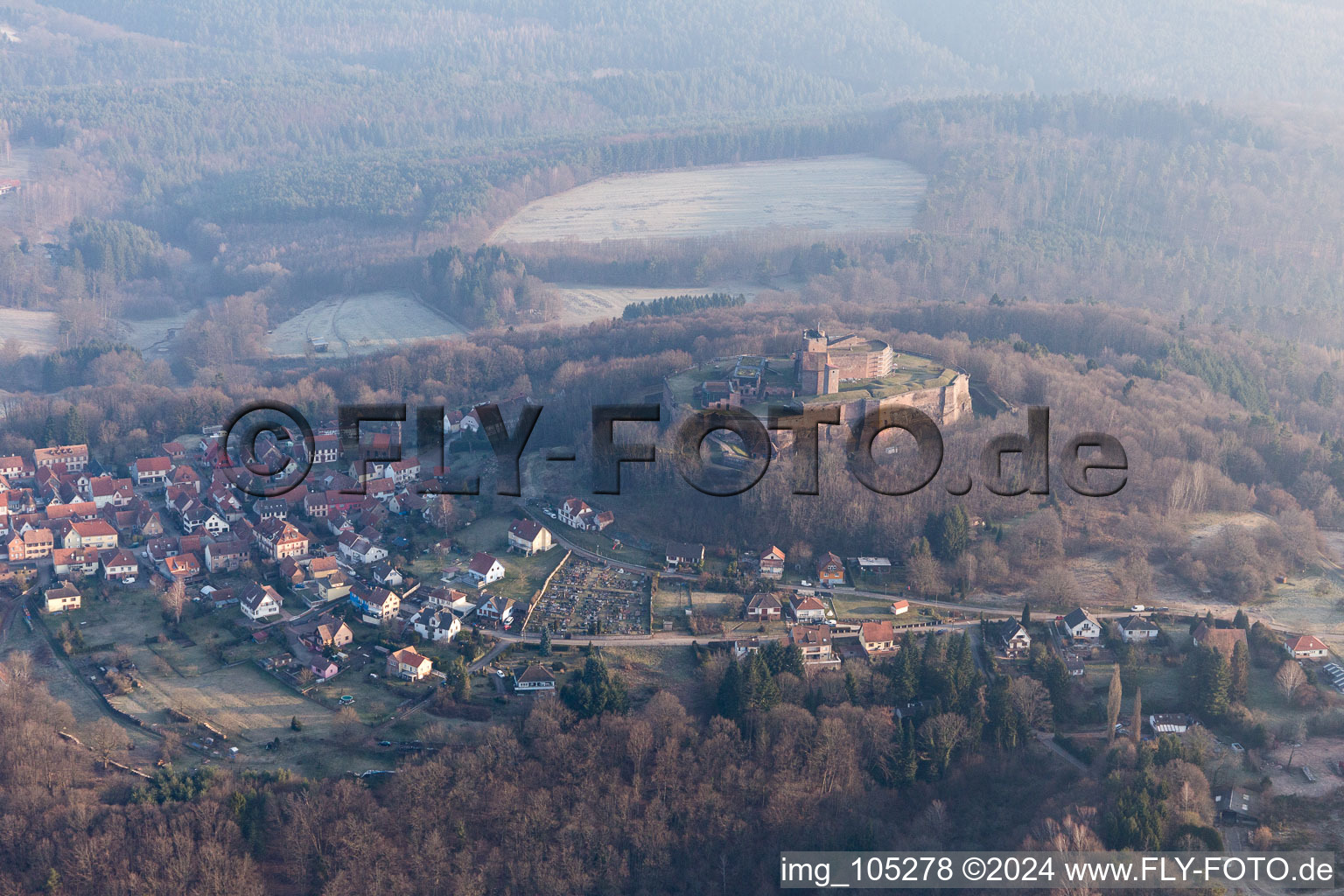 Vue oblique de Ruines du Château de Lichtenberg dans les Vosges du Nord à Lichtenberg dans le département Bas Rhin, France