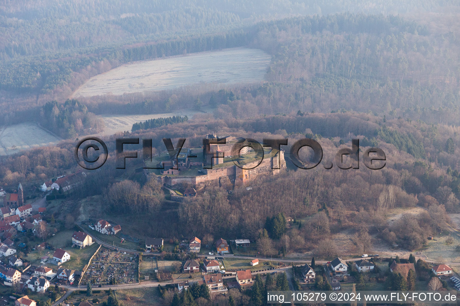 Ruines du Château de Lichtenberg dans les Vosges du Nord à Lichtenberg dans le département Bas Rhin, France d'en haut