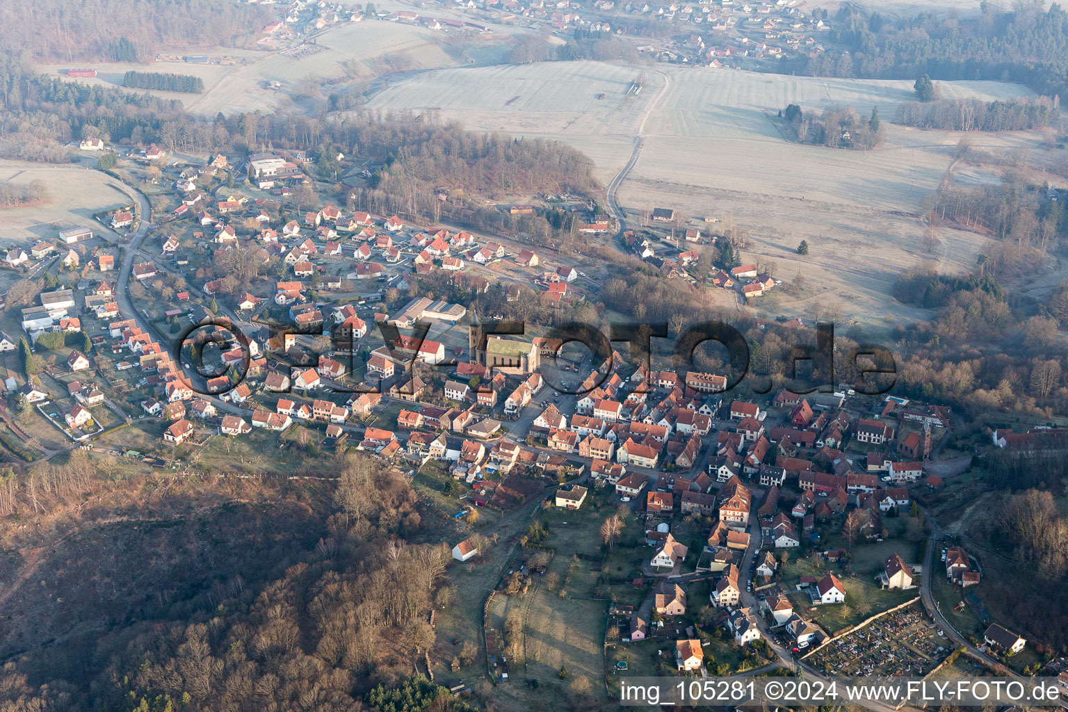 Ruines du Château de Lichtenberg dans les Vosges du Nord à Lichtenberg dans le département Bas Rhin, France vue d'en haut