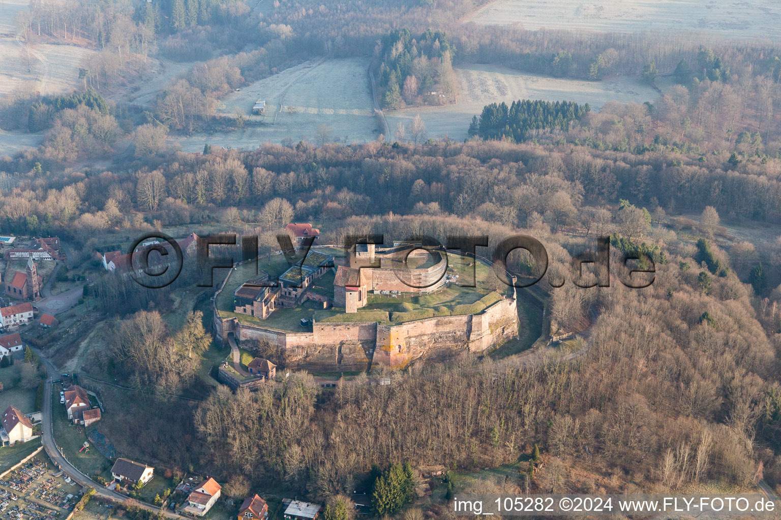 Ruines du Château de Lichtenberg dans les Vosges du Nord à Lichtenberg dans le département Bas Rhin, France depuis l'avion