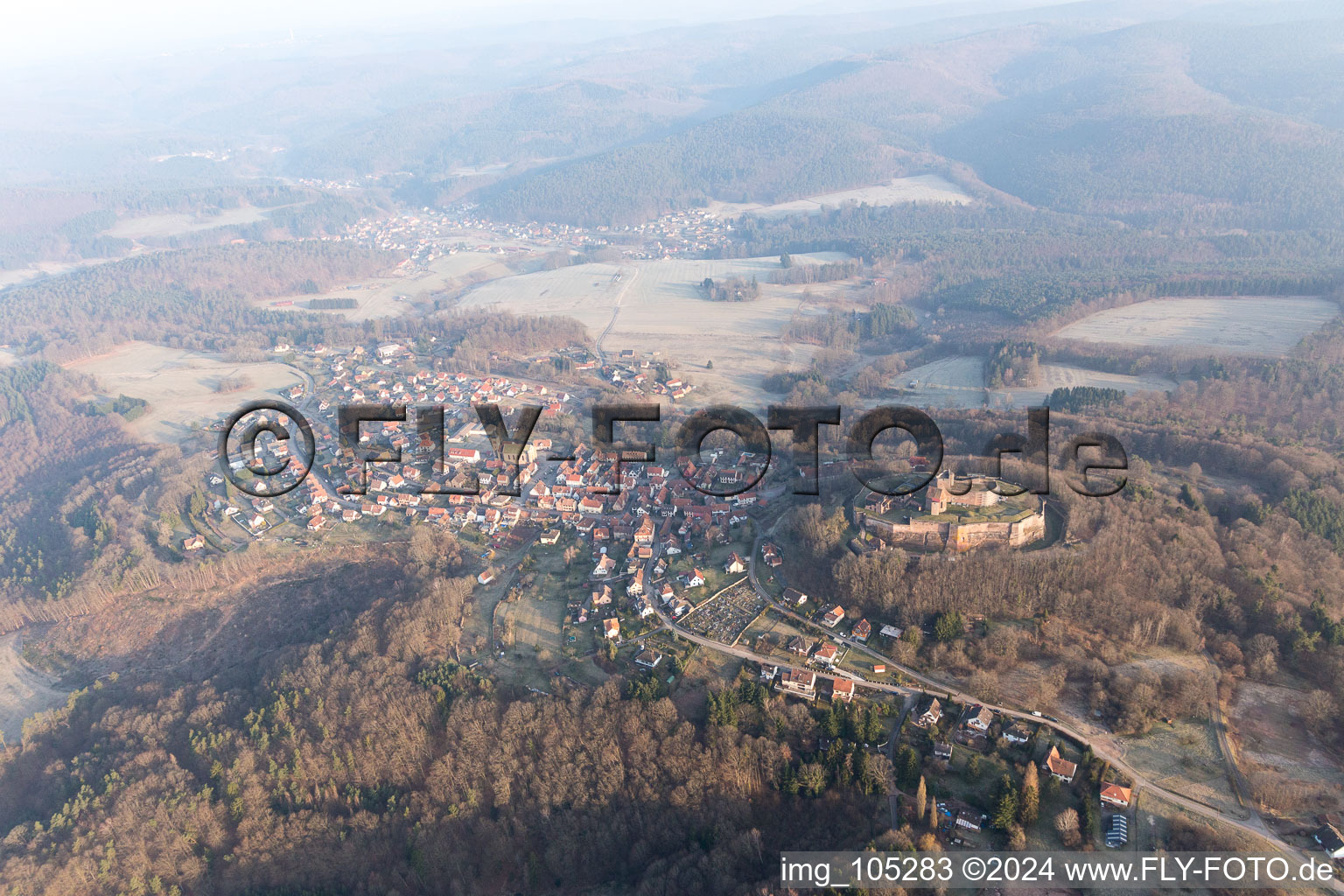 Vue d'oiseau de Ruines du Château de Lichtenberg dans les Vosges du Nord à Lichtenberg dans le département Bas Rhin, France