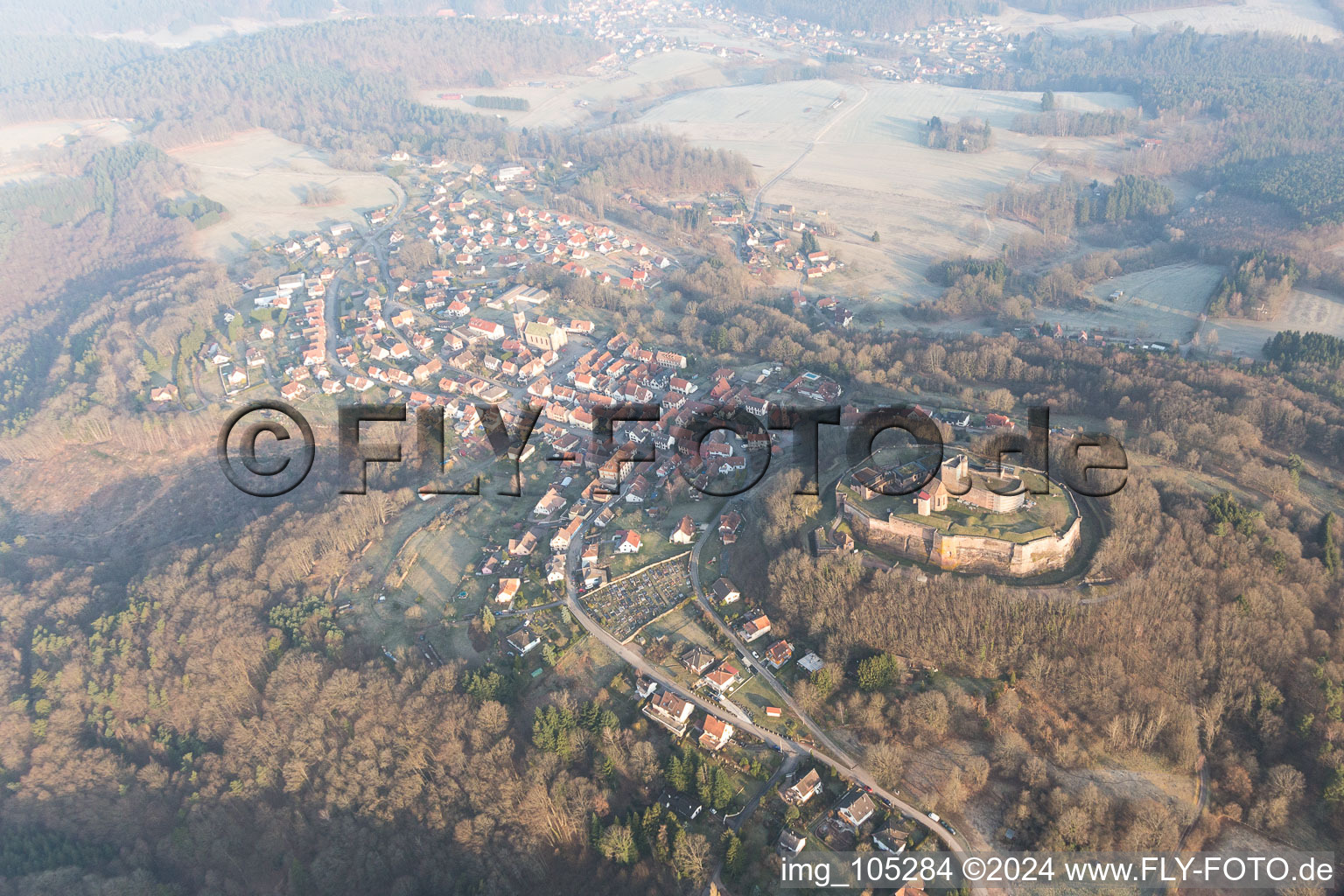 Ruines du Château de Lichtenberg dans les Vosges du Nord à Lichtenberg dans le département Bas Rhin, France vue du ciel