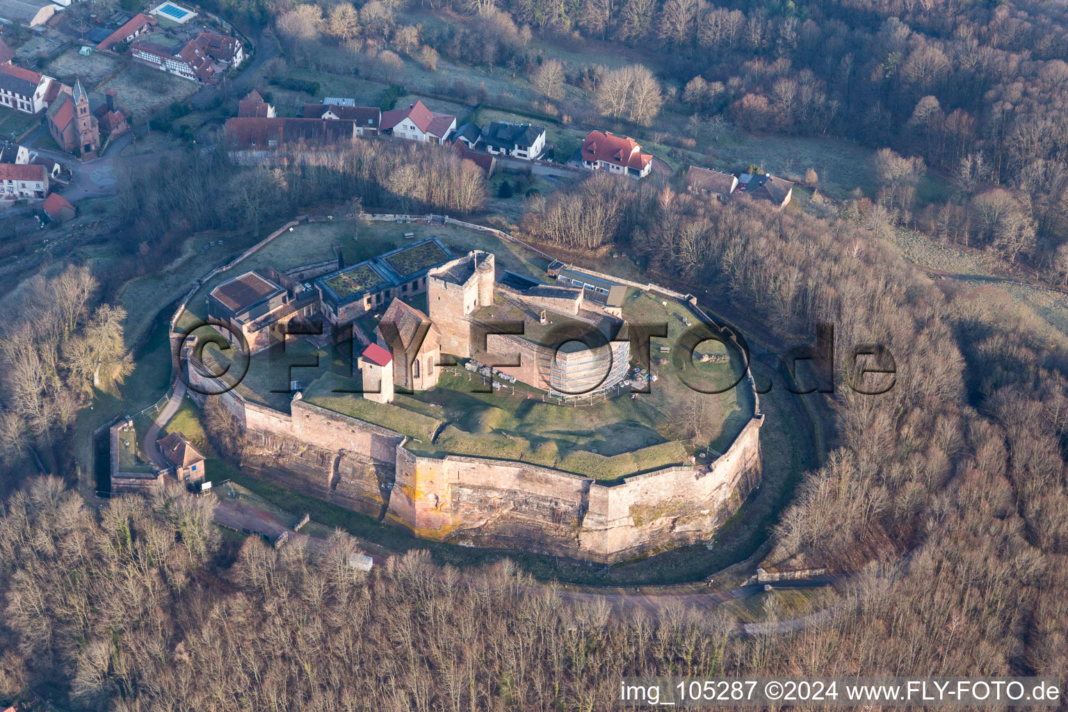 Enregistrement par drone de Ruines du Château de Lichtenberg dans les Vosges du Nord à Lichtenberg dans le département Bas Rhin, France