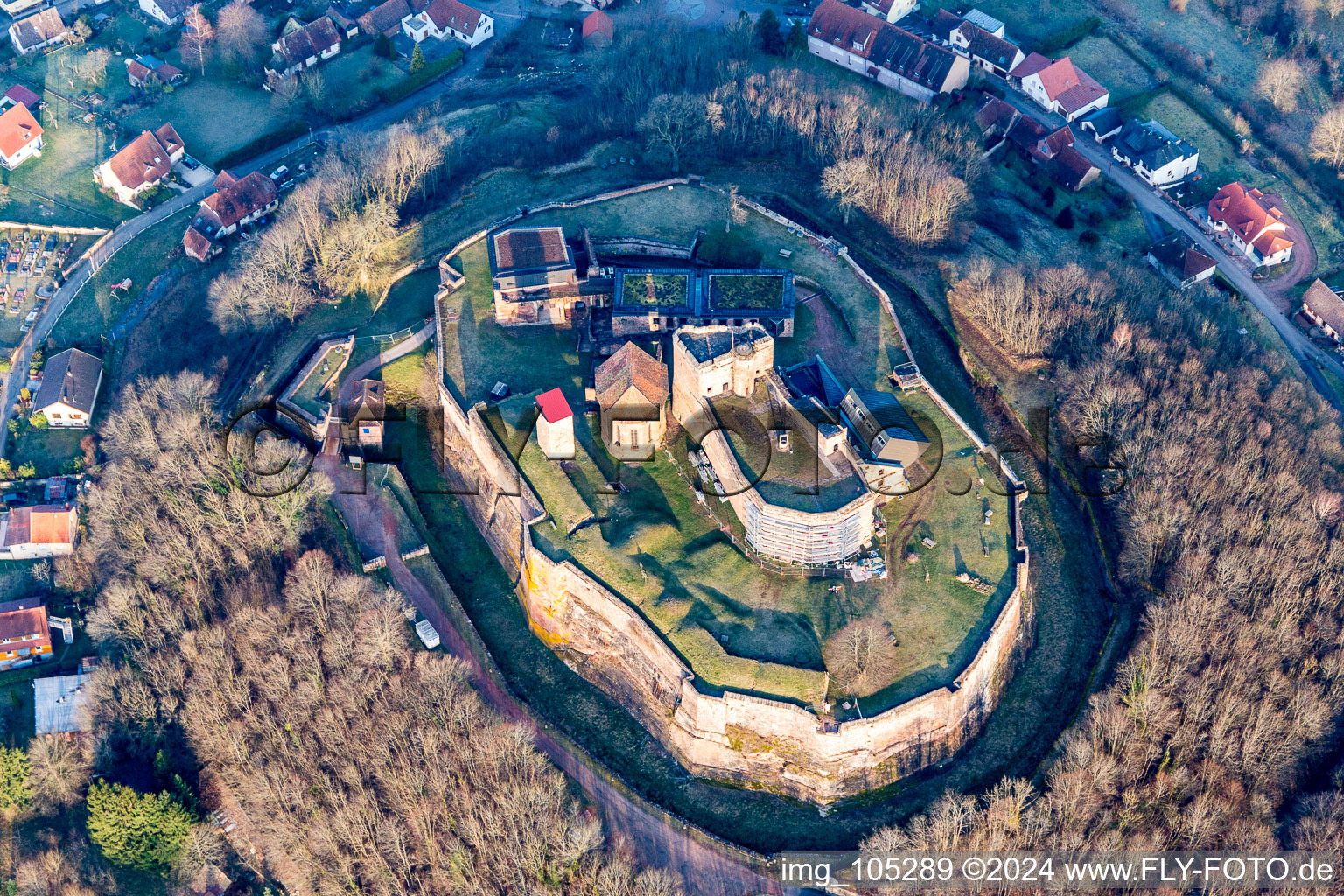 Vue aérienne de Ensemble châteaux du Veste Chateau Lichtenberg avec scène en plein air à Lichtenberg dans le département Bas Rhin, France