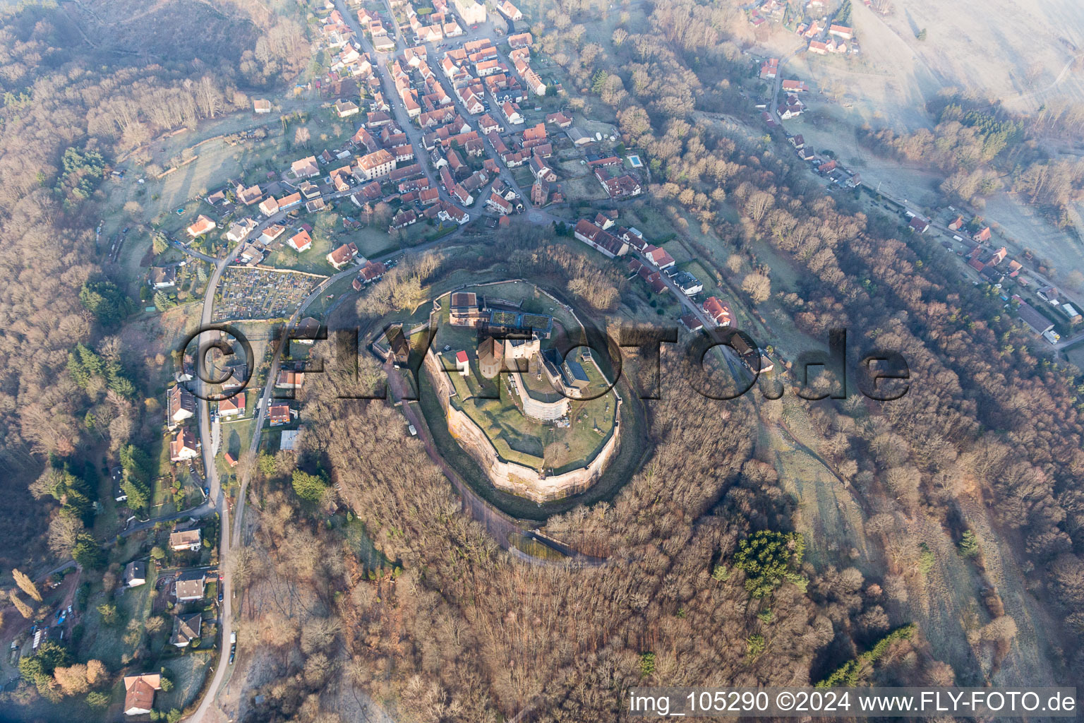 Image drone de Ruines du Château de Lichtenberg dans les Vosges du Nord à Lichtenberg dans le département Bas Rhin, France