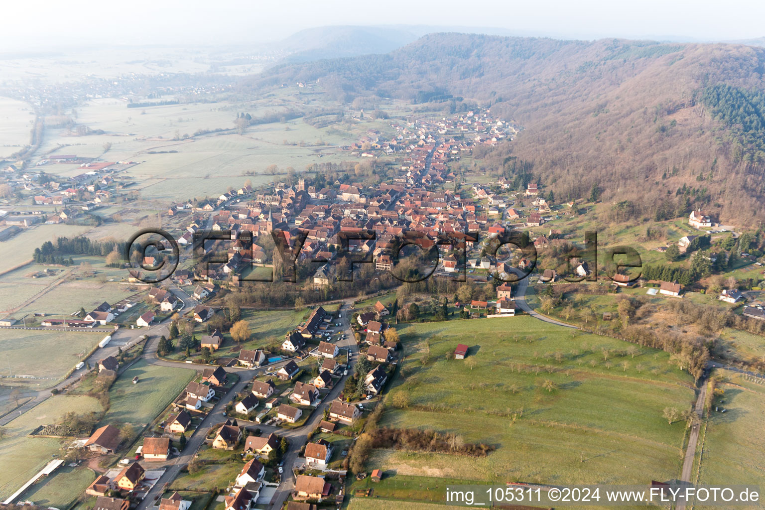 Vue aérienne de Neuwiller-lès-Saverne dans le département Bas Rhin, France