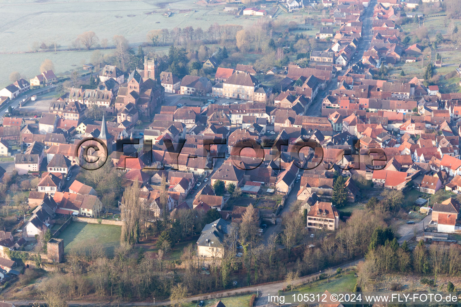 Vue aérienne de Neuwiller-lès-Saverne dans le département Bas Rhin, France