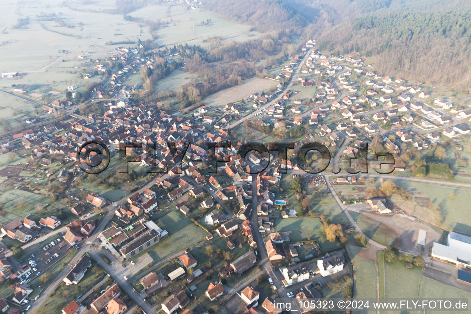 Vue aérienne de Dossenheim-sur-Zinsel dans le département Bas Rhin, France