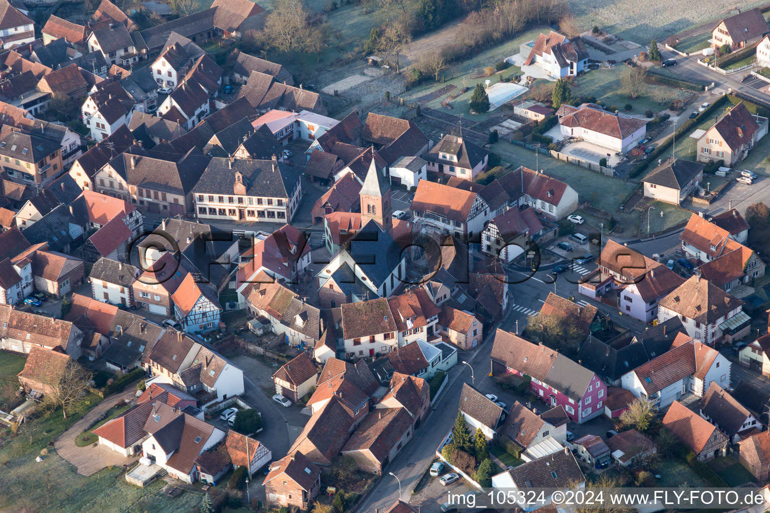 Photographie aérienne de Église fortifiée luthérienne-protestante au centre du village entourée d'un anneau de maisons à Dossenheim-sur-Zinsel dans le département Bas Rhin, France