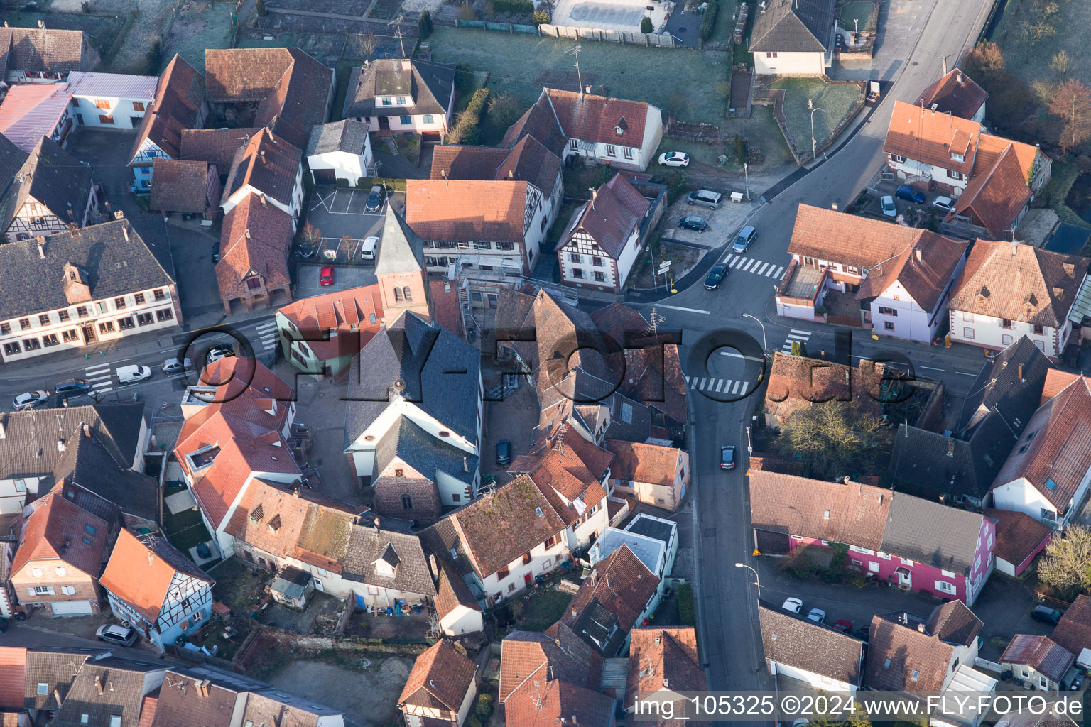 Vue oblique de Église fortifiée luthérienne-protestante au centre du village entourée d'un anneau de maisons à Dossenheim-sur-Zinsel dans le département Bas Rhin, France