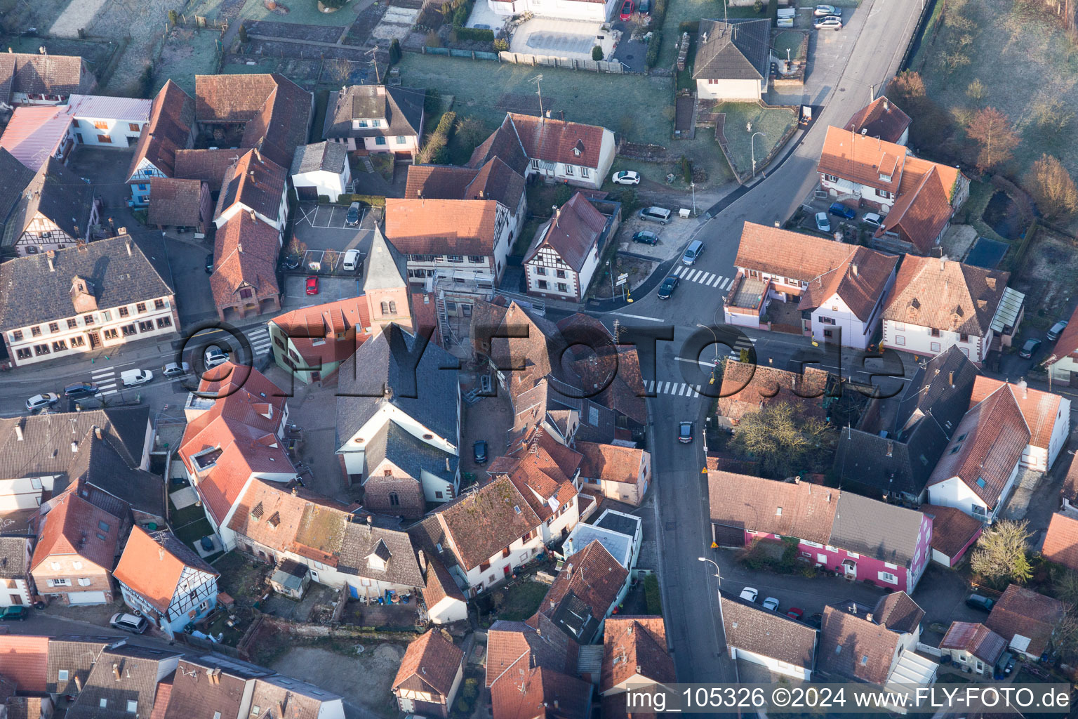 Église fortifiée luthérienne-protestante au centre du village entourée d'un anneau de maisons à Dossenheim-sur-Zinsel dans le département Bas Rhin, France d'en haut