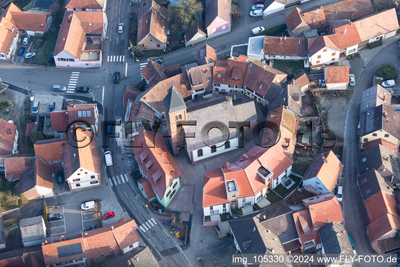 Vue d'oiseau de Église fortifiée luthérienne-protestante au centre du village entourée d'un anneau de maisons à Dossenheim-sur-Zinsel dans le département Bas Rhin, France