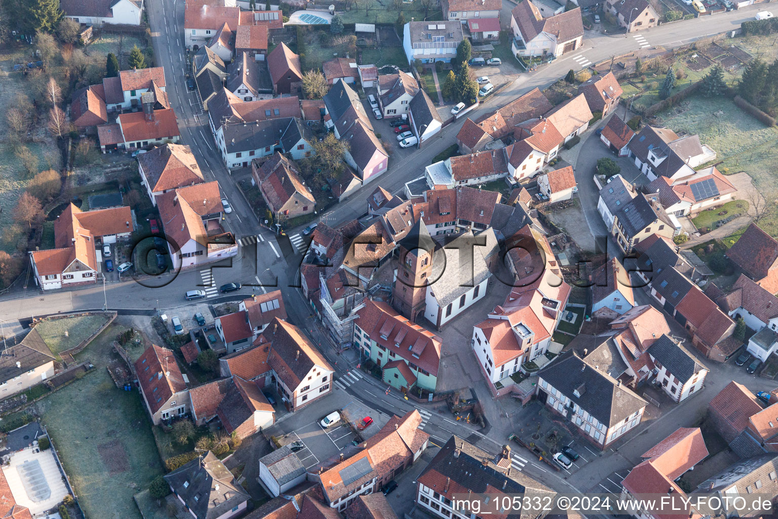 Enregistrement par drone de Église fortifiée luthérienne-protestante au centre du village entourée d'un anneau de maisons à Dossenheim-sur-Zinsel dans le département Bas Rhin, France