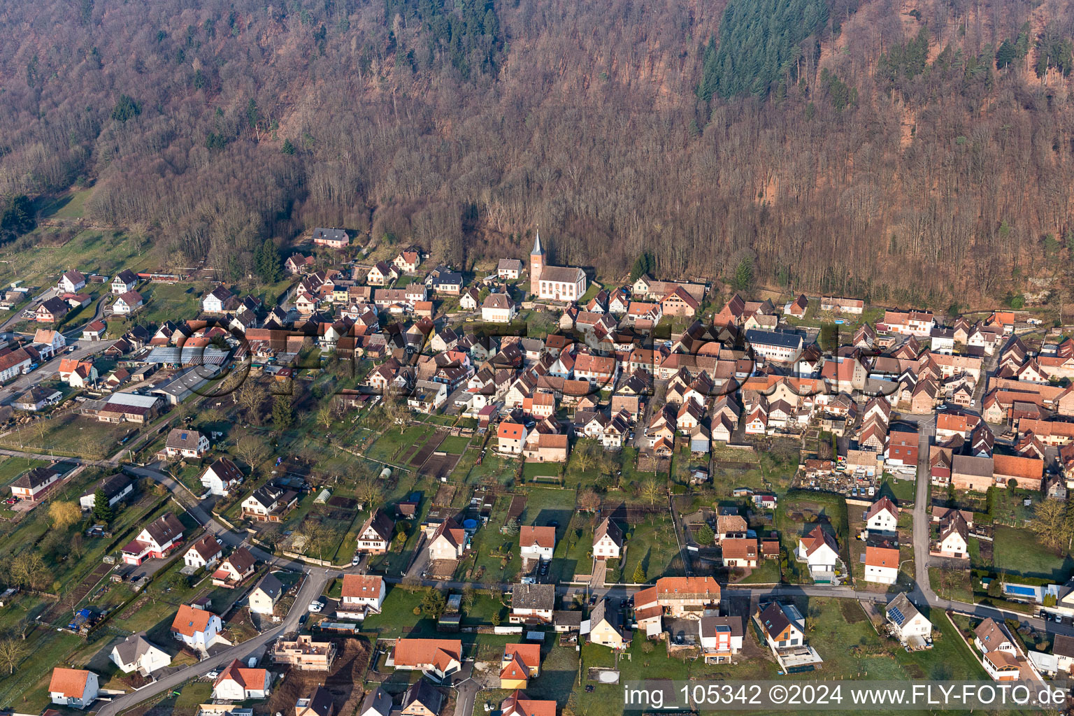 Vue aérienne de Vue village en bordure des Vosges du Nord à Ernolsheim-les-Saverne à Ernolsheim-lès-Saverne dans le département Bas Rhin, France