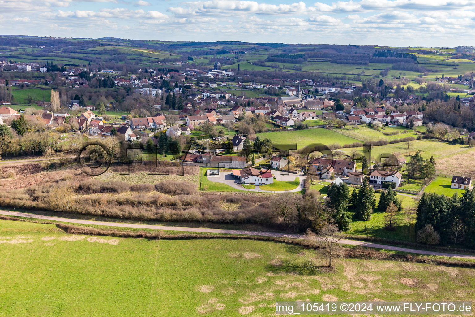 Vue aérienne de Rue du Grand Chemin à Épinac dans le département Saône et Loire, France
