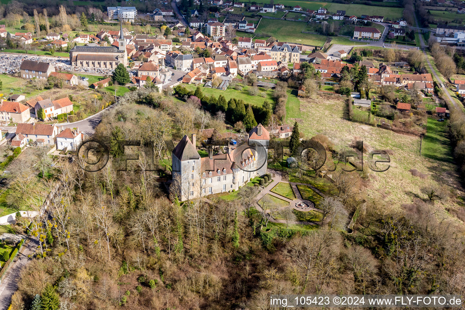 Vue aérienne de Château de Épinac (Bourgogne) à Épinac dans le département Saône et Loire, France