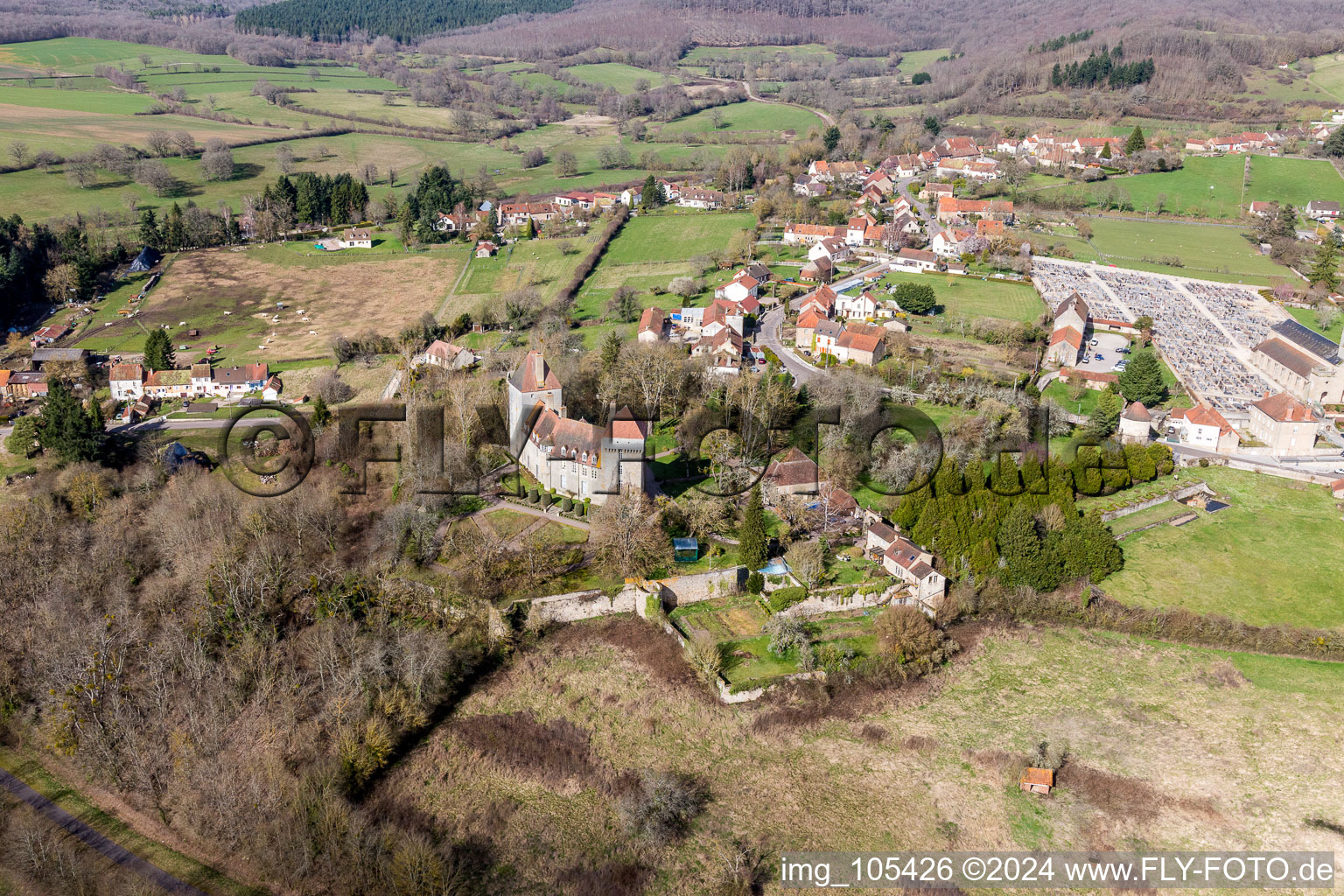Épinac dans le département Saône et Loire, France hors des airs