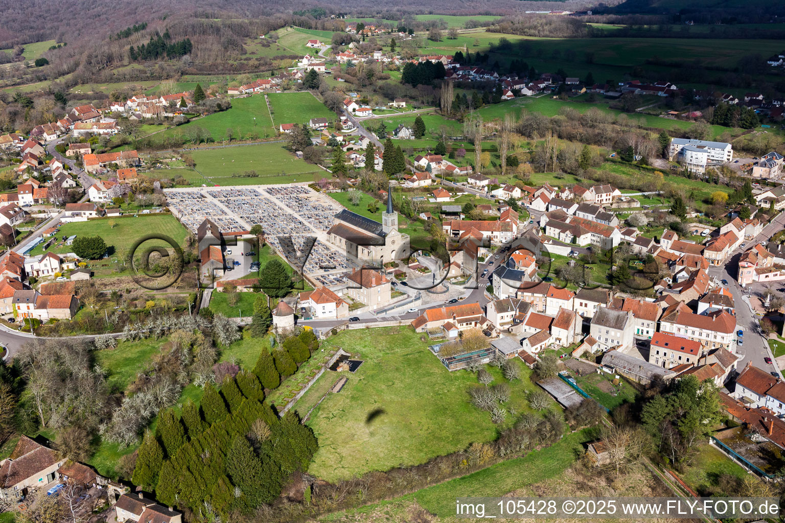 Épinac dans le département Saône et Loire, France depuis l'avion