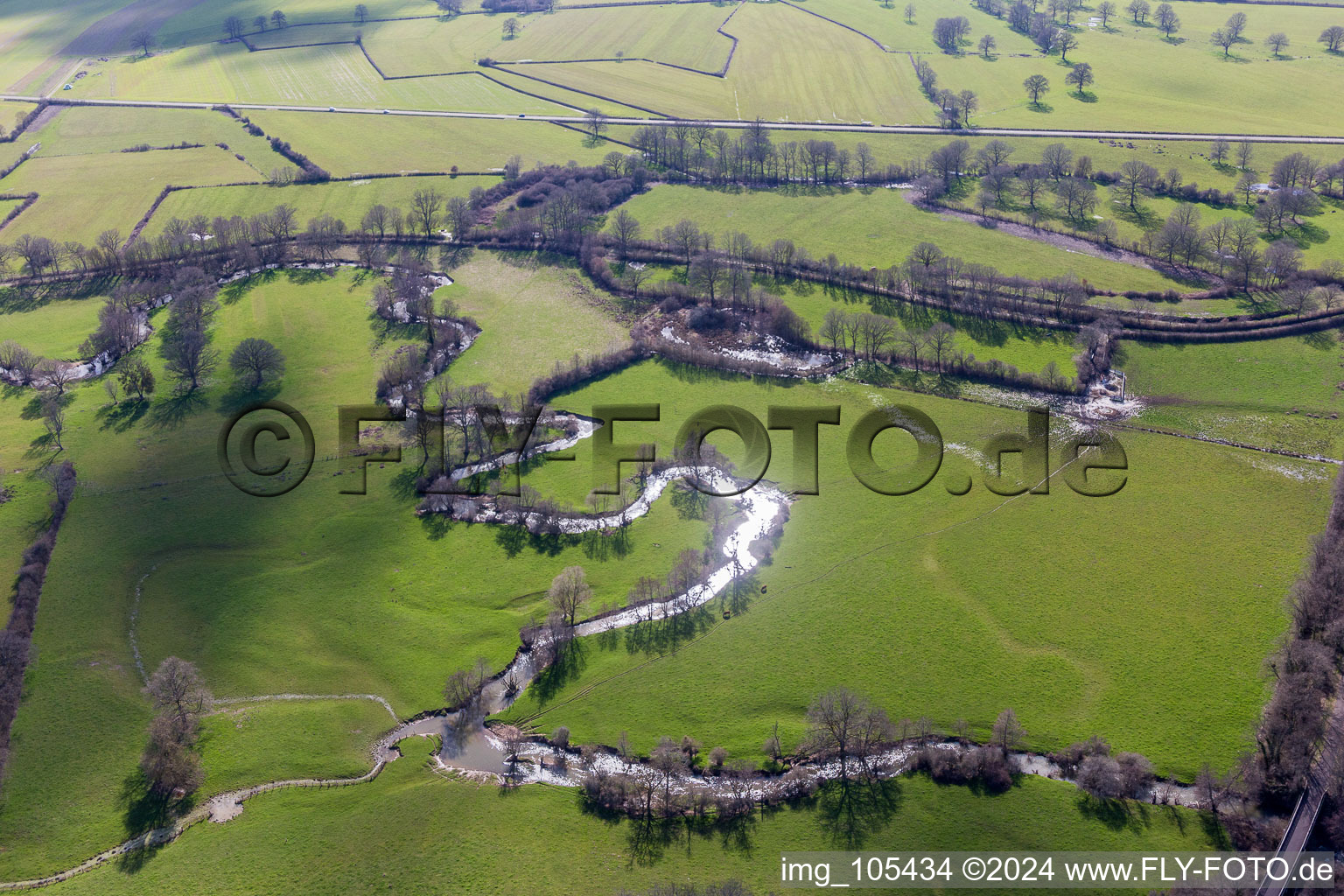 Vue aérienne de Courbe sinueuse et sinueuse d'un ruisseau à Sully dans le département Saône et Loire, France