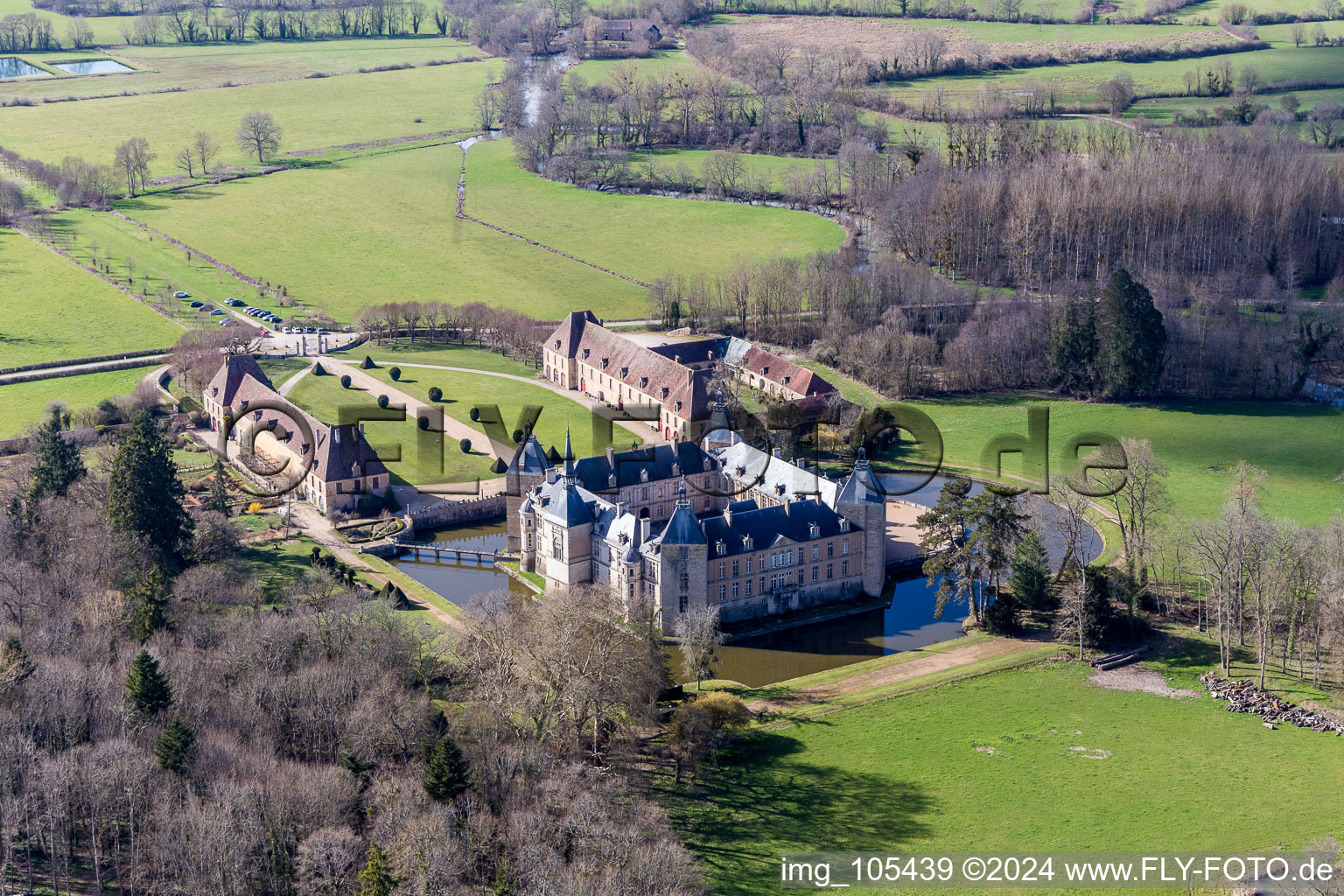 Vue aérienne de Bâtiments et installations du parc du château avec douves Sully à Sully dans le département Saône et Loire, France